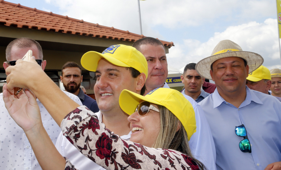 O governador Carlos Massa Ratinho Junior entregou nesta quinta-feira (06), durante o Show Rural, em Cascavel, as chaves de mais um trator do programa Trator Solidário. Os beneficiados foram o criador de vacas de leite Roque Selzler e sua mulher, Leonete, moradores de Pato Bragado. - Cascavel, 06/02/2020 -  Foto: Gilson Abreu/AEN