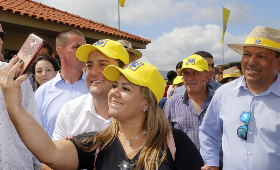 O governador Carlos Massa Ratinho Junior entregou nesta quinta-feira (06), durante o Show Rural, em Cascavel, as chaves de mais um trator do programa Trator Solidário. Os beneficiados foram o criador de vacas de leite Roque Selzler e sua mulher, Leonete, moradores de Pato Bragado. - Cascavel, 06/02/2020 -  Foto: Gilson Abreu/AEN