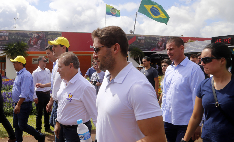 O governador Carlos Massa Ratinho Junior entregou nesta quinta-feira (06), durante o Show Rural, em Cascavel, as chaves de mais um trator do programa Trator Solidário. Os beneficiados foram o criador de vacas de leite Roque Selzler e sua mulher, Leonete, moradores de Pato Bragado. - Cascavel, 06/02/2020 -  Foto: Gilson Abreu/AEN