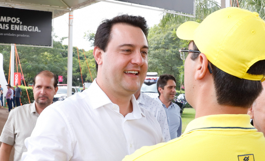 O governador Carlos Massa Ratinho Junior entregou nesta quinta-feira (06), durante o Show Rural, em Cascavel, as chaves de mais um trator do programa Trator Solidário. Os beneficiados foram o criador de vacas de leite Roque Selzler e sua mulher, Leonete, moradores de Pato Bragado. - Cascavel, 06/02/2020 - Foto: Rodrigo Félix Leal/AEN