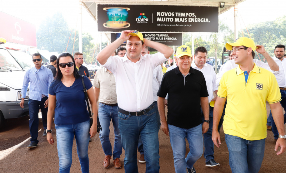 O governador Carlos Massa Ratinho Junior entregou nesta quinta-feira (06), durante o Show Rural, em Cascavel, as chaves de mais um trator do programa Trator Solidário. Os beneficiados foram o criador de vacas de leite Roque Selzler e sua mulher, Leonete, moradores de Pato Bragado. - Cascavel, 06/02/2020 - Foto: Rodrigo Félix Leal/AEN