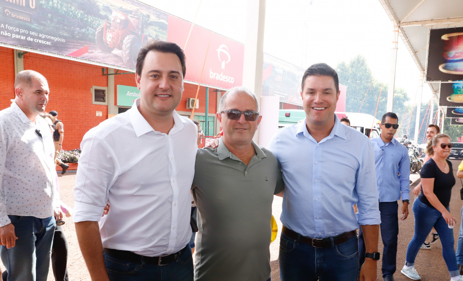 O governador Carlos Massa Ratinho Junior entregou nesta quinta-feira (06), durante o Show Rural, em Cascavel, as chaves de mais um trator do programa Trator Solidário. Os beneficiados foram o criador de vacas de leite Roque Selzler e sua mulher, Leonete, moradores de Pato Bragado. - Cascavel, 06/02/2020 - Foto: Rodrigo Félix Leal/AEN