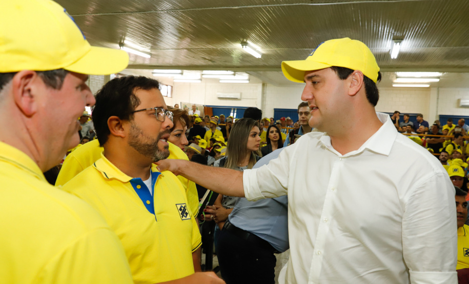 O governador Carlos Massa Ratinho Junior entregou nesta quinta-feira (06), durante o Show Rural, em Cascavel, as chaves de mais um trator do programa Trator Solidário. Os beneficiados foram o criador de vacas de leite Roque Selzler e sua mulher, Leonete, moradores de Pato Bragado. - Cascavel, 06/02/2020 - Foto: Rodrigo Félix Leal/AEN
