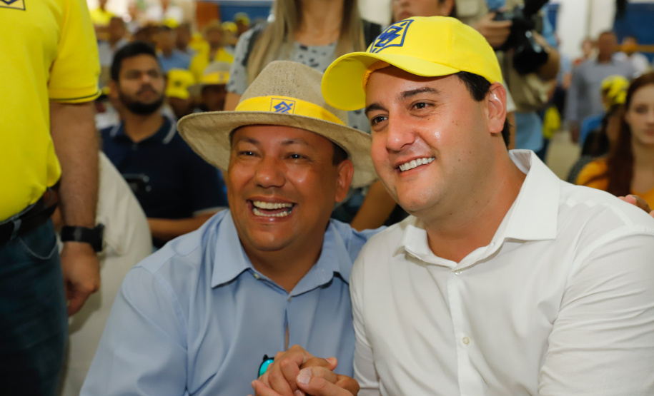 O governador Carlos Massa Ratinho Junior entregou nesta quinta-feira (06), durante o Show Rural, em Cascavel, as chaves de mais um trator do programa Trator Solidário. Os beneficiados foram o criador de vacas de leite Roque Selzler e sua mulher, Leonete, moradores de Pato Bragado. - Cascavel, 06/02/2020 - Foto: Rodrigo Félix Leal/AEN