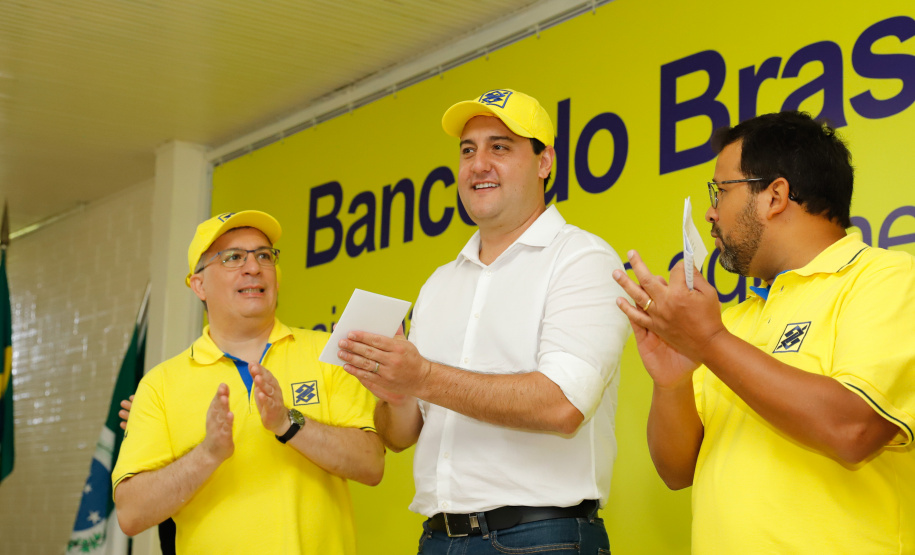 O governador Carlos Massa Ratinho Junior entregou nesta quinta-feira (06), durante o Show Rural, em Cascavel, as chaves de mais um trator do programa Trator Solidário. Os beneficiados foram o criador de vacas de leite Roque Selzler e sua mulher, Leonete, moradores de Pato Bragado. - Cascavel, 06/02/2020 - Foto: Rodrigo Félix Leal/AEN