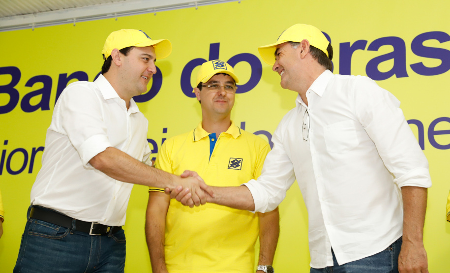 O governador Carlos Massa Ratinho Junior entregou nesta quinta-feira (06), durante o Show Rural, em Cascavel, as chaves de mais um trator do programa Trator Solidário. Os beneficiados foram o criador de vacas de leite Roque Selzler e sua mulher, Leonete, moradores de Pato Bragado. - Cascavel, 06/02/2020 - Foto: Rodrigo Félix Leal/AEN