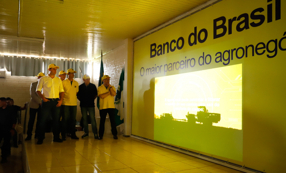 O governador Carlos Massa Ratinho Junior entregou nesta quinta-feira (06), durante o Show Rural, em Cascavel, as chaves de mais um trator do programa Trator Solidário. Os beneficiados foram o criador de vacas de leite Roque Selzler e sua mulher, Leonete, moradores de Pato Bragado. - Cascavel, 06/02/2020 - Foto: Rodrigo Félix Leal/AEN