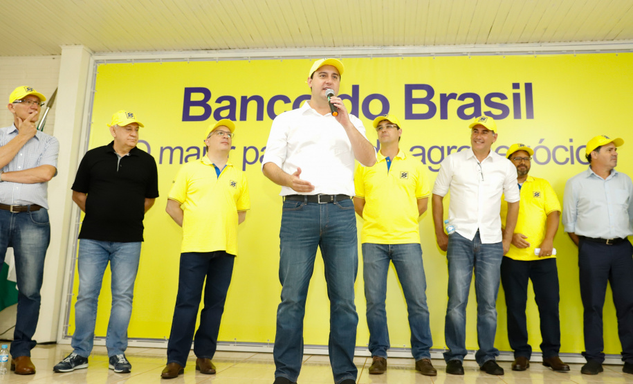 O governador Carlos Massa Ratinho Junior entregou nesta quinta-feira (06), durante o Show Rural, em Cascavel, as chaves de mais um trator do programa Trator Solidário. Os beneficiados foram o criador de vacas de leite Roque Selzler e sua mulher, Leonete, moradores de Pato Bragado. - Cascavel, 06/02/2020 - Foto: Rodrigo Félix Leal/AEN
