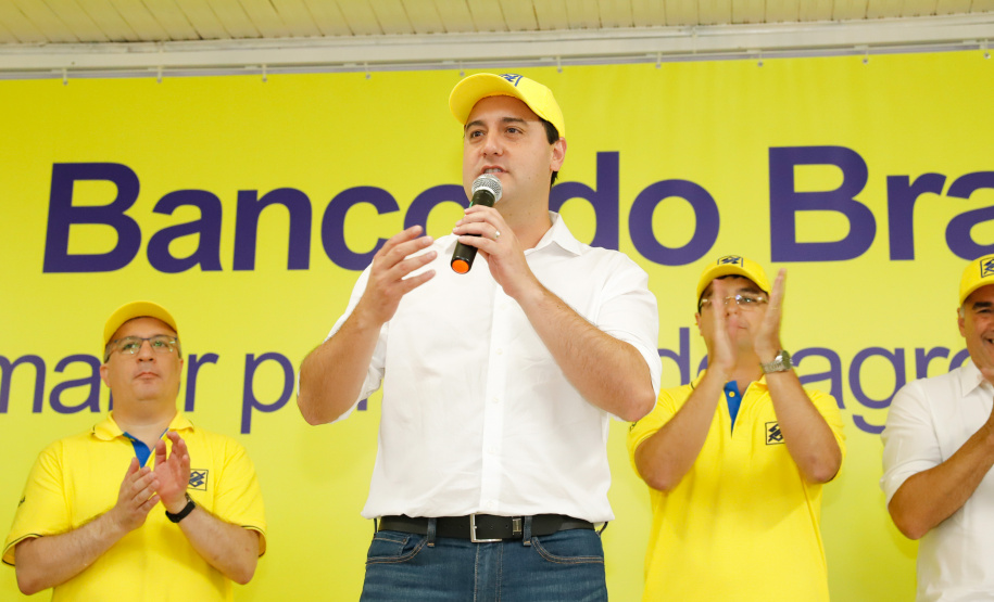 O governador Carlos Massa Ratinho Junior entregou nesta quinta-feira (06), durante o Show Rural, em Cascavel, as chaves de mais um trator do programa Trator Solidário. Os beneficiados foram o criador de vacas de leite Roque Selzler e sua mulher, Leonete, moradores de Pato Bragado. - Cascavel, 06/02/2020 - Foto: Rodrigo Félix Leal/AEN