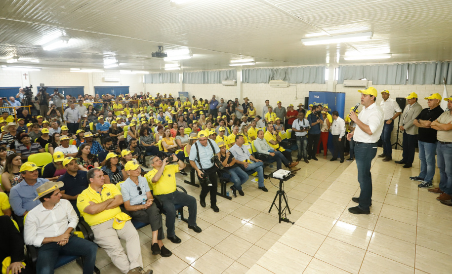 O governador Carlos Massa Ratinho Junior entregou nesta quinta-feira (06), durante o Show Rural, em Cascavel, as chaves de mais um trator do programa Trator Solidário. Os beneficiados foram o criador de vacas de leite Roque Selzler e sua mulher, Leonete, moradores de Pato Bragado. - Cascavel, 06/02/2020 - Foto: Rodrigo Félix Leal/AEN