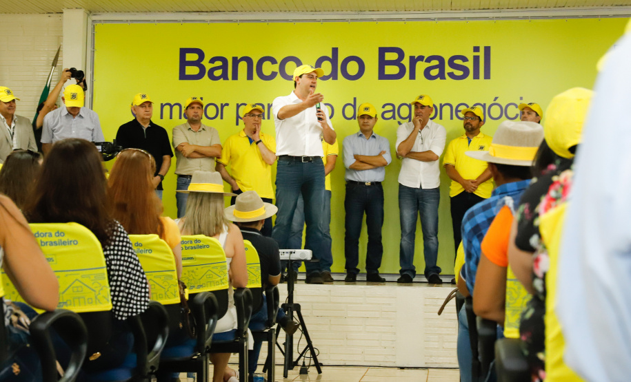 O governador Carlos Massa Ratinho Junior entregou nesta quinta-feira (06), durante o Show Rural, em Cascavel, as chaves de mais um trator do programa Trator Solidário. Os beneficiados foram o criador de vacas de leite Roque Selzler e sua mulher, Leonete, moradores de Pato Bragado. - Cascavel, 06/02/2020 - Foto: Rodrigo Félix Leal/AEN