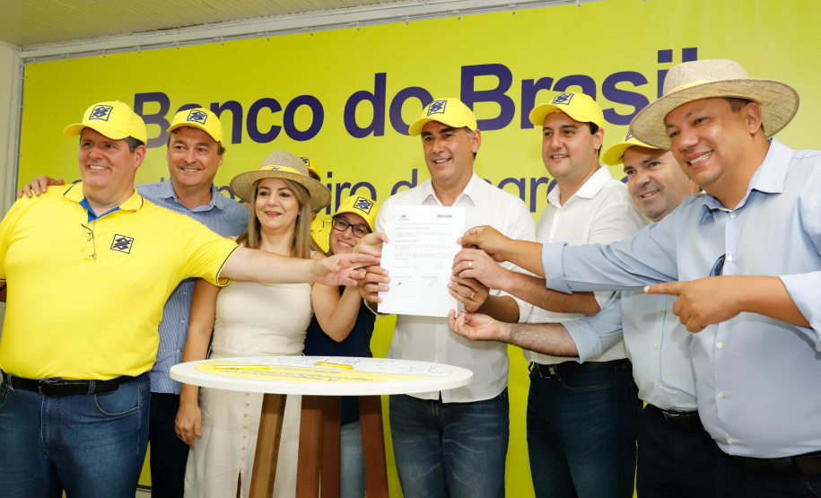 O governador Carlos Massa Ratinho Junior entregou nesta quinta-feira (06), durante o Show Rural, em Cascavel, as chaves de mais um trator do programa Trator Solidário. Os beneficiados foram o criador de vacas de leite Roque Selzler e sua mulher, Leonete, moradores de Pato Bragado. - Cascavel, 06/02/2020 - Foto: Rodrigo Félix Leal/AEN