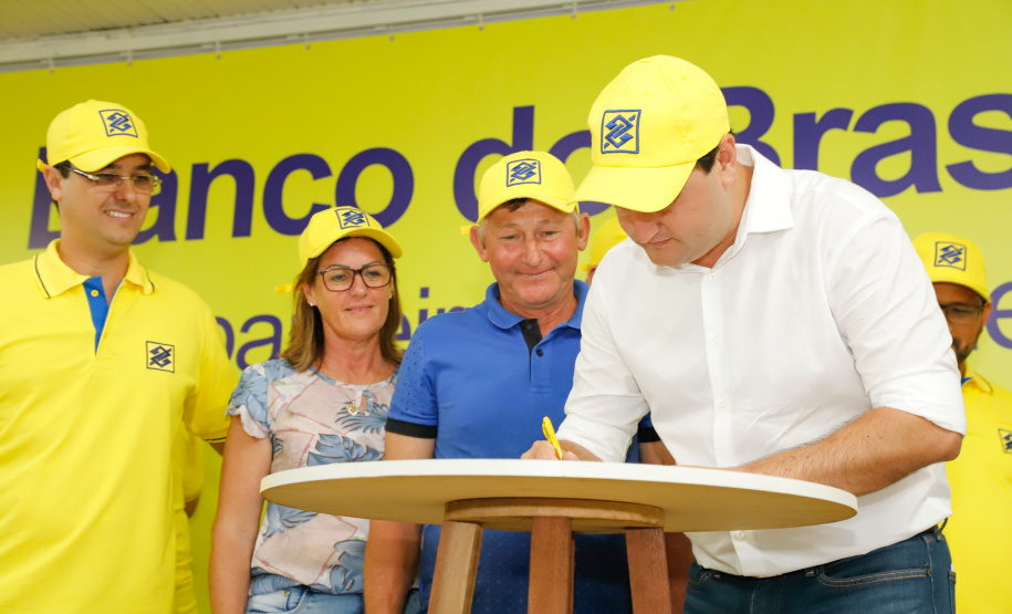 O governador Carlos Massa Ratinho Junior entregou nesta quinta-feira (06), durante o Show Rural, em Cascavel, as chaves de mais um trator do programa Trator Solidário. Os beneficiados foram o criador de vacas de leite Roque Selzler e sua mulher, Leonete, moradores de Pato Bragado. - Cascavel, 06/02/2020 - Foto: Rodrigo Félix Leal/AEN