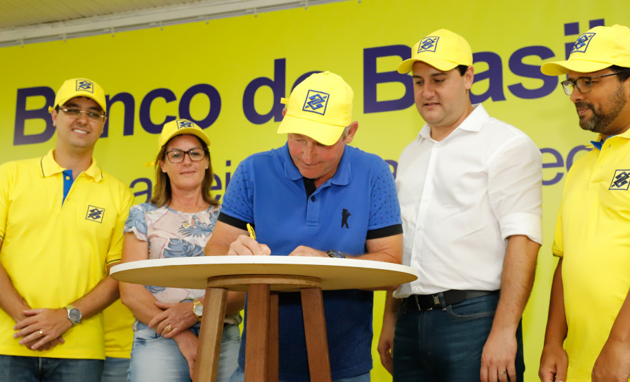 O governador Carlos Massa Ratinho Junior entregou nesta quinta-feira (06), durante o Show Rural, em Cascavel, as chaves de mais um trator do programa Trator Solidário. Os beneficiados foram o criador de vacas de leite Roque Selzler e sua mulher, Leonete, moradores de Pato Bragado. - Cascavel, 06/02/2020 - Foto: Rodrigo Félix Leal/AEN