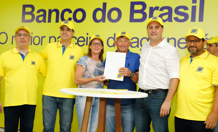 O governador Carlos Massa Ratinho Junior entregou nesta quinta-feira (06), durante o Show Rural, em Cascavel, as chaves de mais um trator do programa Trator Solidário. Os beneficiados foram o criador de vacas de leite Roque Selzler e sua mulher, Leonete, moradores de Pato Bragado. - Cascavel, 06/02/2020 - Foto: Rodrigo Félix Leal/AEN