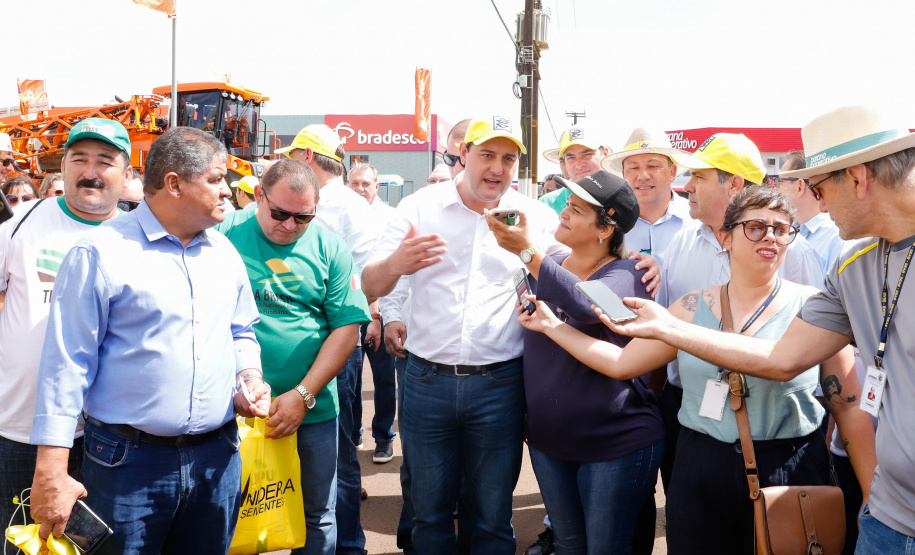 O governador Carlos Massa Ratinho Junior entregou nesta quinta-feira (06), durante o Show Rural, em Cascavel, as chaves de mais um trator do programa Trator Solidário. Os beneficiados foram o criador de vacas de leite Roque Selzler e sua mulher, Leonete, moradores de Pato Bragado. - Cascavel, 06/02/2020 - Foto: Rodrigo Félix Leal/AEN