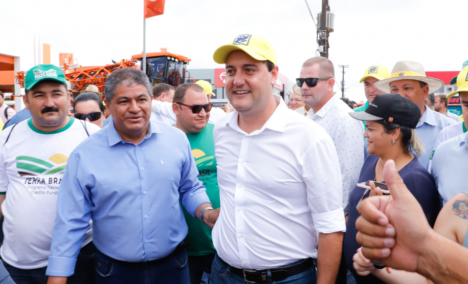 O governador Carlos Massa Ratinho Junior entregou nesta quinta-feira (06), durante o Show Rural, em Cascavel, as chaves de mais um trator do programa Trator Solidário. Os beneficiados foram o criador de vacas de leite Roque Selzler e sua mulher, Leonete, moradores de Pato Bragado. - Cascavel, 06/02/2020 - Foto: Rodrigo Félix Leal/AEN