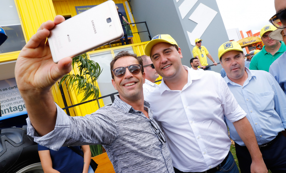 O governador Carlos Massa Ratinho Junior entregou nesta quinta-feira (06), durante o Show Rural, em Cascavel, as chaves de mais um trator do programa Trator Solidário. Os beneficiados foram o criador de vacas de leite Roque Selzler e sua mulher, Leonete, moradores de Pato Bragado. - Cascavel, 06/02/2020 - Foto: Rodrigo Félix Leal/AEN