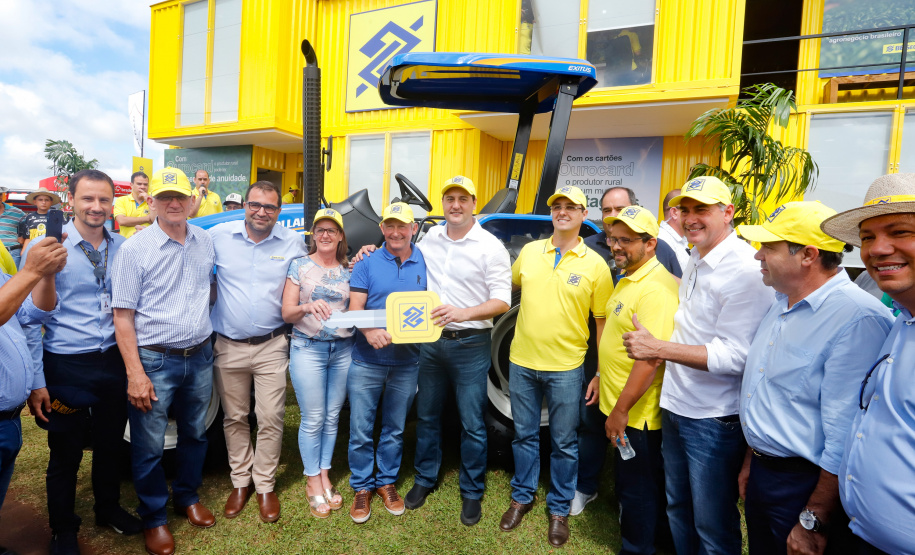 O governador Carlos Massa Ratinho Junior entregou nesta quinta-feira (06), durante o Show Rural, em Cascavel, as chaves de mais um trator do programa Trator Solidário. Os beneficiados foram o criador de vacas de leite Roque Selzler e sua mulher, Leonete, moradores de Pato Bragado. - Cascavel, 06/02/2020 - Foto: Rodrigo Félix Leal/AEN