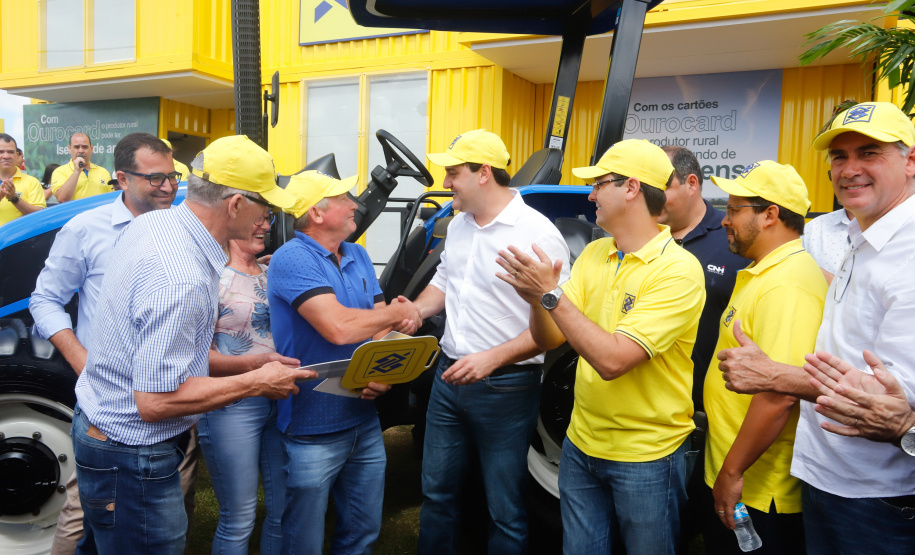 O governador Carlos Massa Ratinho Junior entregou nesta quinta-feira (06), durante o Show Rural, em Cascavel, as chaves de mais um trator do programa Trator Solidário. Os beneficiados foram o criador de vacas de leite Roque Selzler e sua mulher, Leonete, moradores de Pato Bragado. - Cascavel, 06/02/2020 - Foto: Rodrigo Félix Leal/AEN