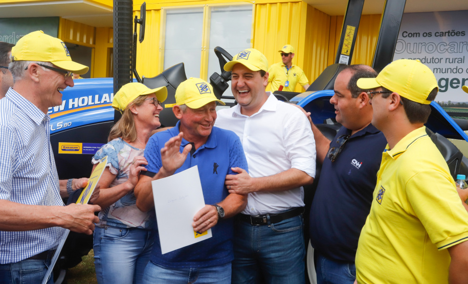 O governador Carlos Massa Ratinho Junior entregou nesta quinta-feira (06), durante o Show Rural, em Cascavel, as chaves de mais um trator do programa Trator Solidário. Os beneficiados foram o criador de vacas de leite Roque Selzler e sua mulher, Leonete, moradores de Pato Bragado. - Cascavel, 06/02/2020 - Foto: Rodrigo Félix Leal/AEN