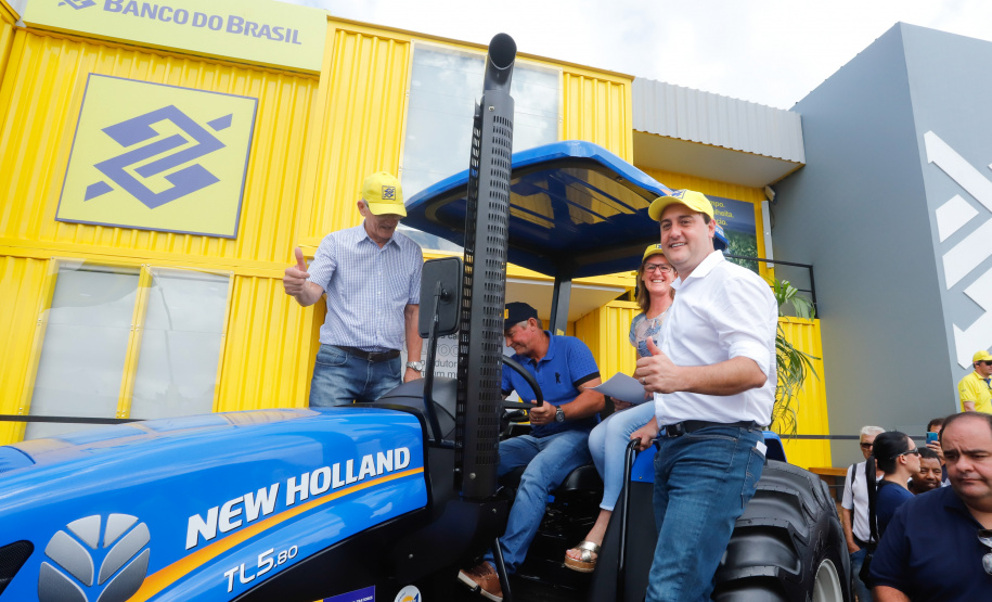 O governador Carlos Massa Ratinho Junior entregou nesta quinta-feira (06), durante o Show Rural, em Cascavel, as chaves de mais um trator do programa Trator Solidário. Os beneficiados foram o criador de vacas de leite Roque Selzler e sua mulher, Leonete, moradores de Pato Bragado. - Cascavel, 06/02/2020 - Foto: Rodrigo Félix Leal/AEN