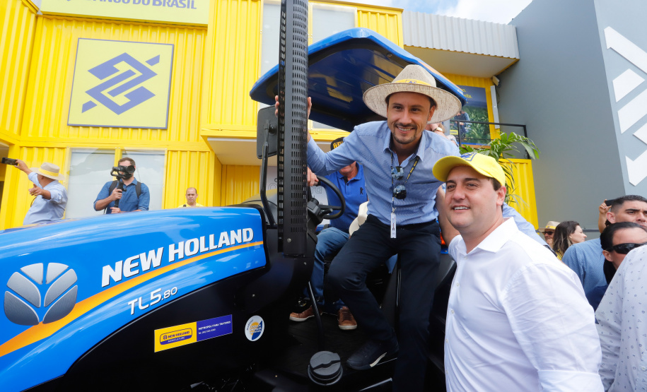 O governador Carlos Massa Ratinho Junior entregou nesta quinta-feira (06), durante o Show Rural, em Cascavel, as chaves de mais um trator do programa Trator Solidário. Os beneficiados foram o criador de vacas de leite Roque Selzler e sua mulher, Leonete, moradores de Pato Bragado. - Cascavel, 06/02/2020 - Foto: Rodrigo Félix Leal/AEN