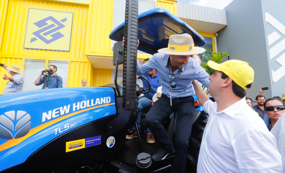 O governador Carlos Massa Ratinho Junior entregou nesta quinta-feira (06), durante o Show Rural, em Cascavel, as chaves de mais um trator do programa Trator Solidário. Os beneficiados foram o criador de vacas de leite Roque Selzler e sua mulher, Leonete, moradores de Pato Bragado. - Cascavel, 06/02/2020 - Foto: Rodrigo Félix Leal/AEN
