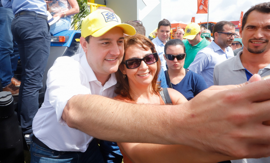 O governador Carlos Massa Ratinho Junior entregou nesta quinta-feira (06), durante o Show Rural, em Cascavel, as chaves de mais um trator do programa Trator Solidário. Os beneficiados foram o criador de vacas de leite Roque Selzler e sua mulher, Leonete, moradores de Pato Bragado. - Cascavel, 06/02/2020 - Foto: Rodrigo Félix Leal/AEN