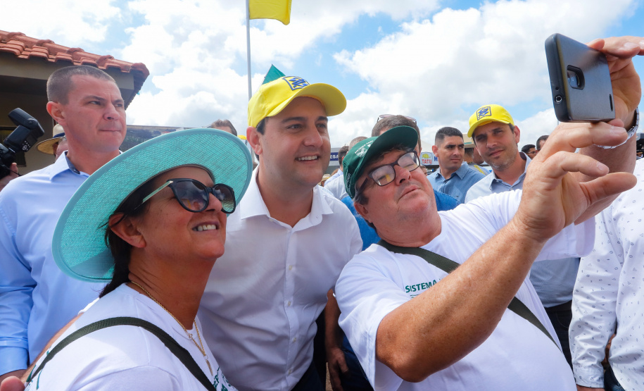O governador Carlos Massa Ratinho Junior entregou nesta quinta-feira (06), durante o Show Rural, em Cascavel, as chaves de mais um trator do programa Trator Solidário. Os beneficiados foram o criador de vacas de leite Roque Selzler e sua mulher, Leonete, moradores de Pato Bragado. - Cascavel, 06/02/2020 - Foto: Rodrigo Félix Leal/AEN