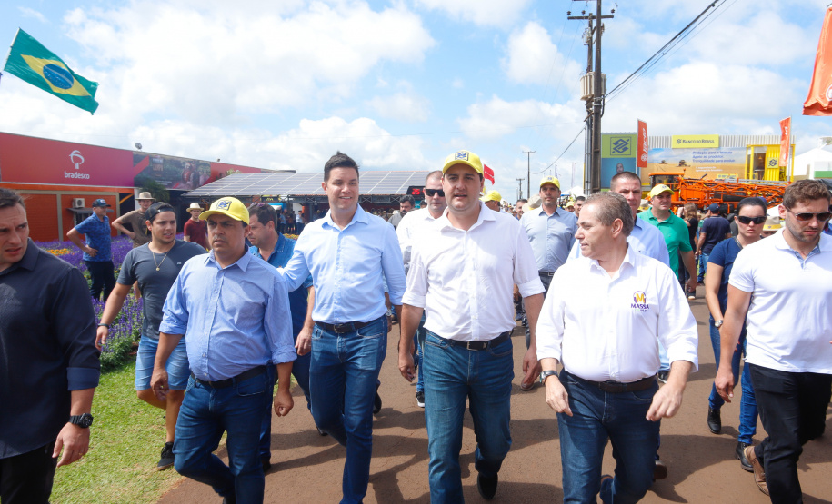 O governador Carlos Massa Ratinho Junior entregou nesta quinta-feira (06), durante o Show Rural, em Cascavel, as chaves de mais um trator do programa Trator Solidário. Os beneficiados foram o criador de vacas de leite Roque Selzler e sua mulher, Leonete, moradores de Pato Bragado. - Cascavel, 06/02/2020 - Foto: Rodrigo Félix Leal/AEN