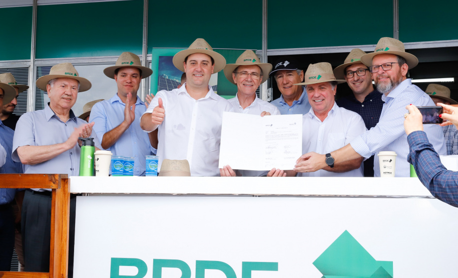 Recursos foram anunciados no Show Rural. São R$ 30 milhões para reativar unidade, que terá capacidade de abater 200 mil aves/dia e abrirá cerca de dois mil novos postos de trabalho. Além disso, outros R$ 76 milhões destinados para sete cooperativas do Estado.  - Cascavel, 06/02/2020  -  Foto: Rodrigo Félix Leal/AEN