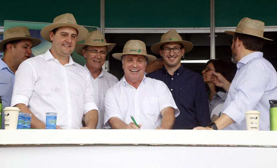 Recursos foram anunciados no Show Rural. São R$ 30 milhões para reativar unidade, que terá capacidade de abater 200 mil aves/dia e abrirá cerca de dois mil novos postos de trabalho. Além disso, outros R$ 76 milhões destinados para sete cooperativas do Estado. Foto: Gilson Abreu/AEN