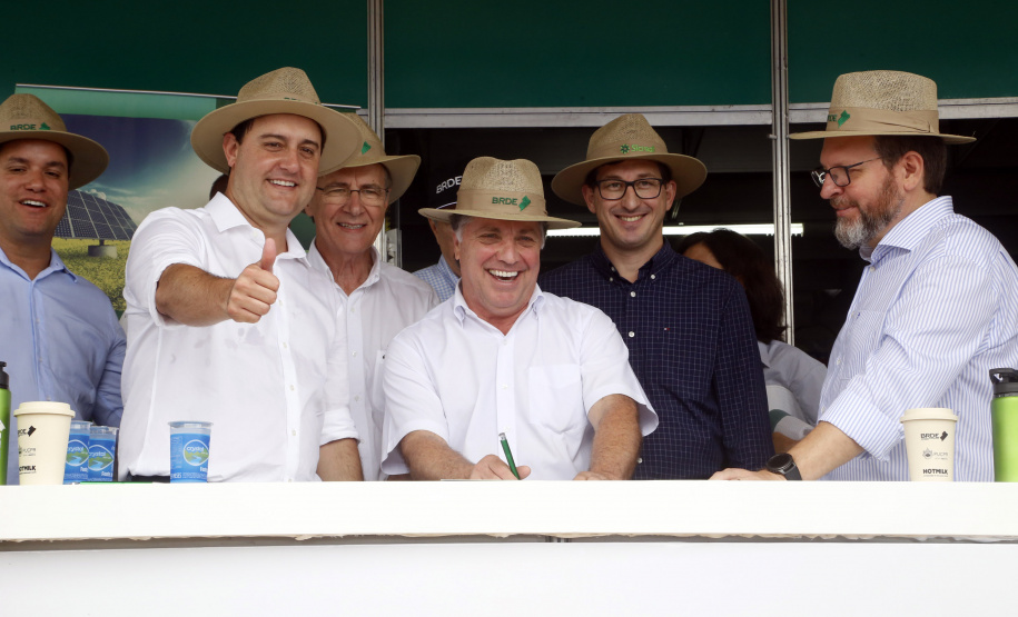 Recursos foram anunciados no Show Rural. São R$ 30 milhões para reativar unidade, que terá capacidade de abater 200 mil aves/dia e abrirá cerca de dois mil novos postos de trabalho. Além disso, outros R$ 76 milhões destinados para sete cooperativas do Estado. Foto: Gilson Abreu/AEN