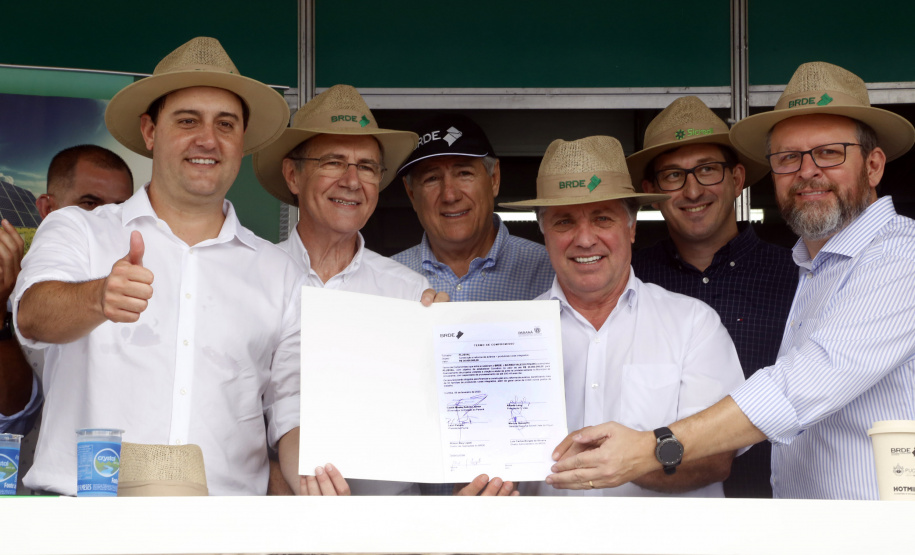 Recursos foram anunciados no Show Rural. São R$ 30 milhões para reativar unidade, que terá capacidade de abater 200 mil aves/dia e abrirá cerca de dois mil novos postos de trabalho. Além disso, outros R$ 76 milhões destinados para sete cooperativas do Estado. Foto: Gilson Abreu/AEN