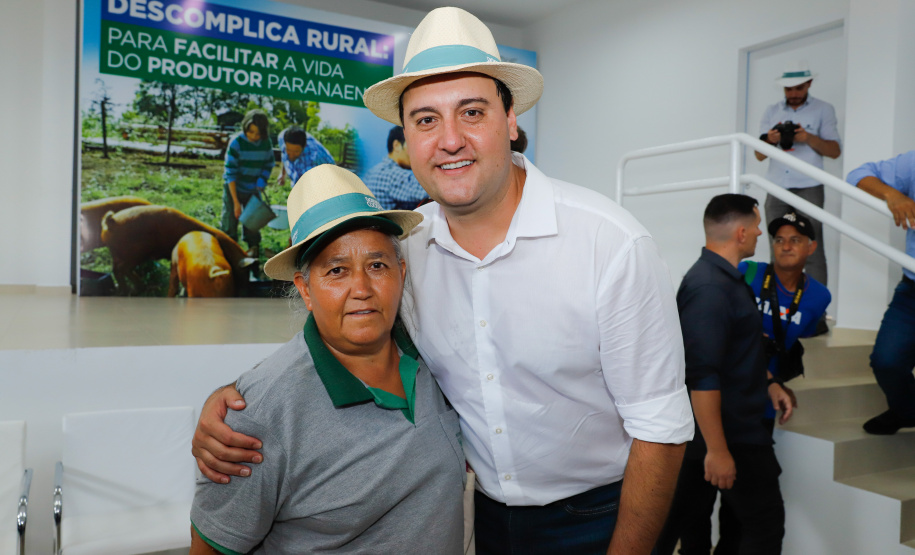 O governador Carlos Massa Ratinho Junior apresentou nesta quinta-feira (6) ao setor cooperativista o programa Descomplica Rural, criado para facilitar a emissão de licenciamentos ambientais. O objetivo é induzir o desenvolvimento sustentável com metodologia mais moderna, e permitir a geração de novos negócios e mais empregos no setor. A exposição detalhada das mudanças aconteceu na Casa Paraná Cooperativo, no Show Rural, em Cascavel.