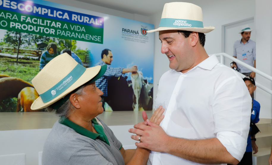 O governador Carlos Massa Ratinho Junior apresentou nesta quinta-feira (6) ao setor cooperativista o programa Descomplica Rural, criado para facilitar a emissão de licenciamentos ambientais. O objetivo é induzir o desenvolvimento sustentável com metodologia mais moderna, e permitir a geração de novos negócios e mais empregos no setor. A exposição detalhada das mudanças aconteceu na Casa Paraná Cooperativo, no Show Rural, em Cascavel.