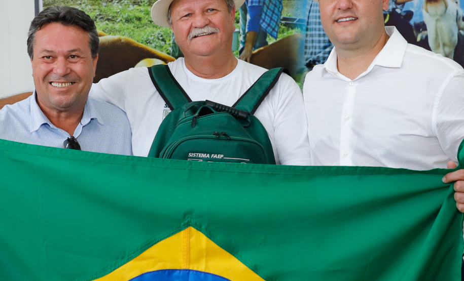 O governador Carlos Massa Ratinho Junior apresentou nesta quinta-feira (6) ao setor cooperativista o programa Descomplica Rural, criado para facilitar a emissão de licenciamentos ambientais. O objetivo é induzir o desenvolvimento sustentável com metodologia mais moderna, e permitir a geração de novos negócios e mais empregos no setor. A exposição detalhada das mudanças aconteceu na Casa Paraná Cooperativo, no Show Rural, em Cascavel.
