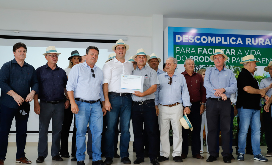 O governador Carlos Massa Ratinho Junior apresentou nesta quinta-feira (6) ao setor cooperativista o programa Descomplica Rural, criado para facilitar a emissão de licenciamentos ambientais. O objetivo é induzir o desenvolvimento sustentável com metodologia mais moderna, e permitir a geração de novos negócios e mais empregos no setor. A exposição detalhada das mudanças aconteceu na Casa Paraná Cooperativo, no Show Rural, em Cascavel.