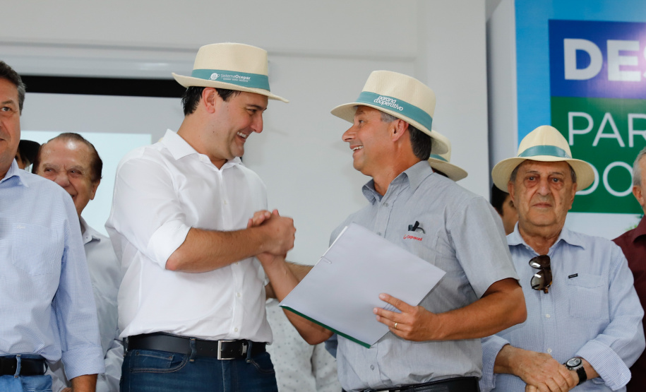 O governador Carlos Massa Ratinho Junior apresentou nesta quinta-feira (6) ao setor cooperativista o programa Descomplica Rural, criado para facilitar a emissão de licenciamentos ambientais. O objetivo é induzir o desenvolvimento sustentável com metodologia mais moderna, e permitir a geração de novos negócios e mais empregos no setor. A exposição detalhada das mudanças aconteceu na Casa Paraná Cooperativo, no Show Rural, em Cascavel.
