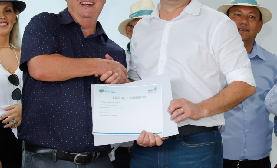 O governador Carlos Massa Ratinho Junior apresentou nesta quinta-feira (6) ao setor cooperativista o programa Descomplica Rural, criado para facilitar a emissão de licenciamentos ambientais. O objetivo é induzir o desenvolvimento sustentável com metodologia mais moderna, e permitir a geração de novos negócios e mais empregos no setor. A exposição detalhada das mudanças aconteceu na Casa Paraná Cooperativo, no Show Rural, em Cascavel.