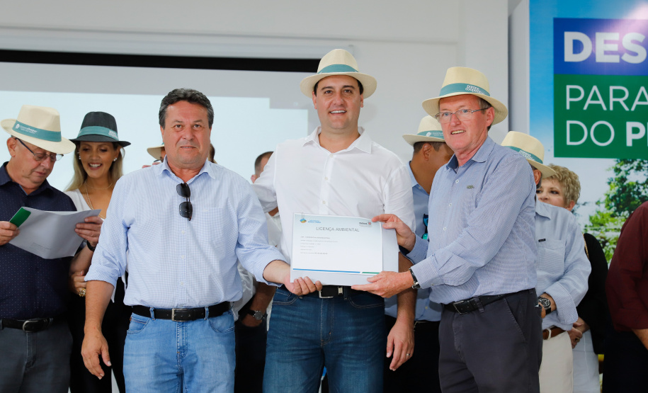 O governador Carlos Massa Ratinho Junior apresentou nesta quinta-feira (6) ao setor cooperativista o programa Descomplica Rural, criado para facilitar a emissão de licenciamentos ambientais. O objetivo é induzir o desenvolvimento sustentável com metodologia mais moderna, e permitir a geração de novos negócios e mais empregos no setor. A exposição detalhada das mudanças aconteceu na Casa Paraná Cooperativo, no Show Rural, em Cascavel.
