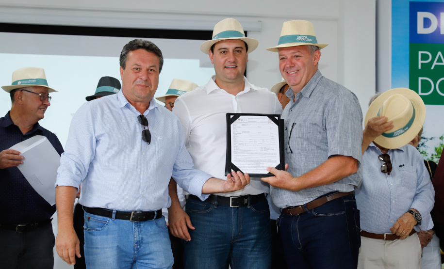 O governador Carlos Massa Ratinho Junior apresentou nesta quinta-feira (6) ao setor cooperativista o programa Descomplica Rural, criado para facilitar a emissão de licenciamentos ambientais. O objetivo é induzir o desenvolvimento sustentável com metodologia mais moderna, e permitir a geração de novos negócios e mais empregos no setor. A exposição detalhada das mudanças aconteceu na Casa Paraná Cooperativo, no Show Rural, em Cascavel.
