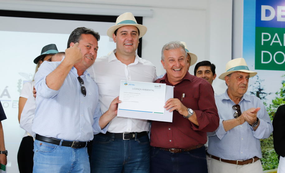 O governador Carlos Massa Ratinho Junior apresentou nesta quinta-feira (6) ao setor cooperativista o programa Descomplica Rural, criado para facilitar a emissão de licenciamentos ambientais. O objetivo é induzir o desenvolvimento sustentável com metodologia mais moderna, e permitir a geração de novos negócios e mais empregos no setor. A exposição detalhada das mudanças aconteceu na Casa Paraná Cooperativo, no Show Rural, em Cascavel.