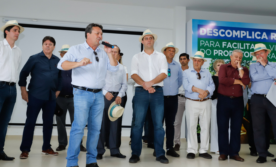 O governador Carlos Massa Ratinho Junior apresentou nesta quinta-feira (6) ao setor cooperativista o programa Descomplica Rural, criado para facilitar a emissão de licenciamentos ambientais. O objetivo é induzir o desenvolvimento sustentável com metodologia mais moderna, e permitir a geração de novos negócios e mais empregos no setor. A exposição detalhada das mudanças aconteceu na Casa Paraná Cooperativo, no Show Rural, em Cascavel.
