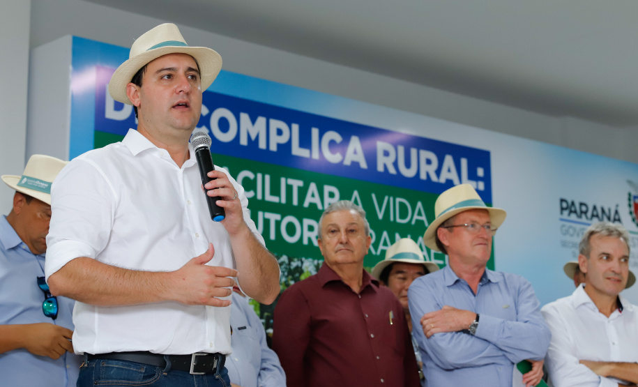 O governador Carlos Massa Ratinho Junior apresentou nesta quinta-feira (6) ao setor cooperativista o programa Descomplica Rural, criado para facilitar a emissão de licenciamentos ambientais. O objetivo é induzir o desenvolvimento sustentável com metodologia mais moderna, e permitir a geração de novos negócios e mais empregos no setor. A exposição detalhada das mudanças aconteceu na Casa Paraná Cooperativo, no Show Rural, em Cascavel.