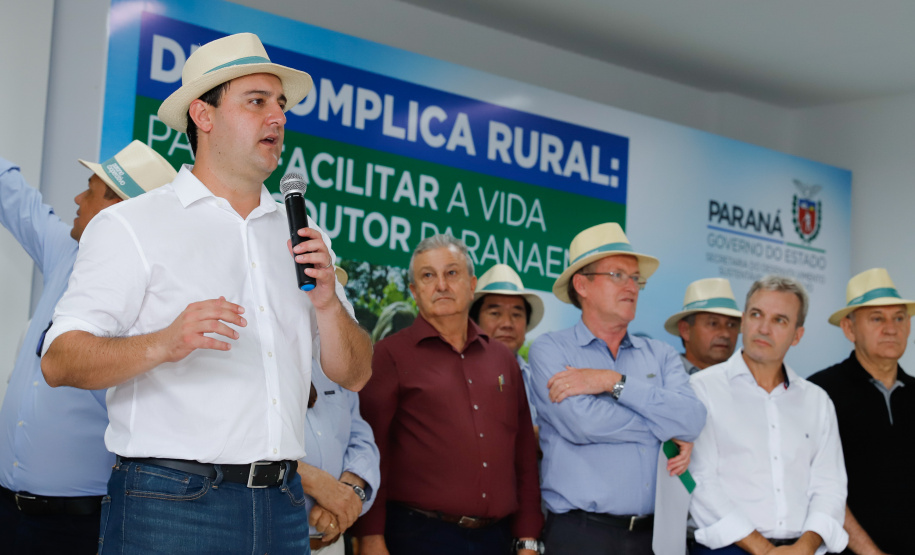 O governador Carlos Massa Ratinho Junior apresentou nesta quinta-feira (6) ao setor cooperativista o programa Descomplica Rural, criado para facilitar a emissão de licenciamentos ambientais. O objetivo é induzir o desenvolvimento sustentável com metodologia mais moderna, e permitir a geração de novos negócios e mais empregos no setor. A exposição detalhada das mudanças aconteceu na Casa Paraná Cooperativo, no Show Rural, em Cascavel.