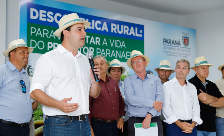 O governador Carlos Massa Ratinho Junior apresentou nesta quinta-feira (6) ao setor cooperativista o programa Descomplica Rural, criado para facilitar a emissão de licenciamentos ambientais. O objetivo é induzir o desenvolvimento sustentável com metodologia mais moderna, e permitir a geração de novos negócios e mais empregos no setor. A exposição detalhada das mudanças aconteceu na Casa Paraná Cooperativo, no Show Rural, em Cascavel.