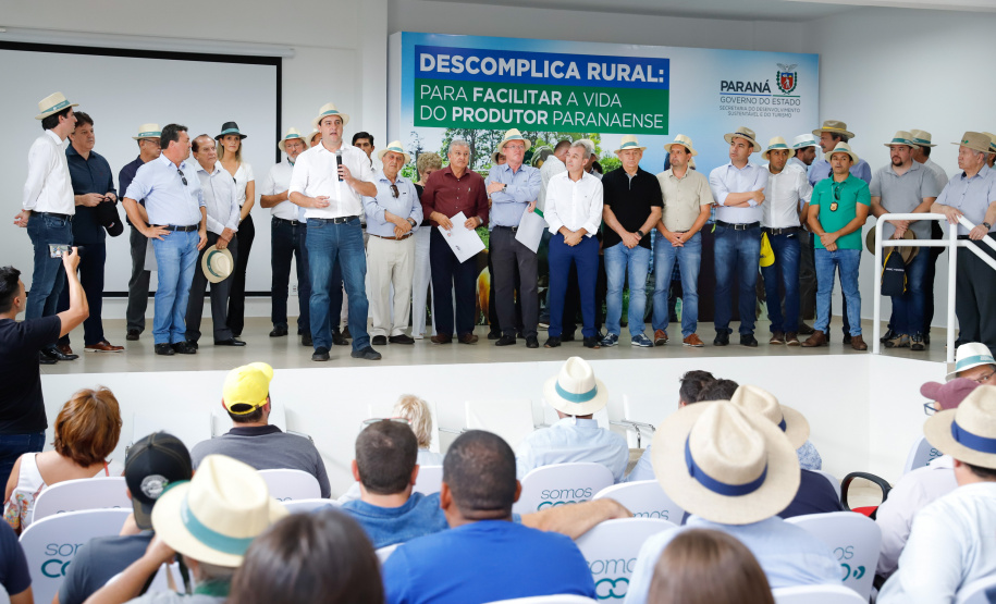 O governador Carlos Massa Ratinho Junior apresentou nesta quinta-feira (6) ao setor cooperativista o programa Descomplica Rural, criado para facilitar a emissão de licenciamentos ambientais. O objetivo é induzir o desenvolvimento sustentável com metodologia mais moderna, e permitir a geração de novos negócios e mais empregos no setor. A exposição detalhada das mudanças aconteceu na Casa Paraná Cooperativo, no Show Rural, em Cascavel.