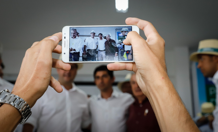 O governador Carlos Massa Ratinho Junior apresentou nesta quinta-feira (6) ao setor cooperativista o programa Descomplica Rural, criado para facilitar a emissão de licenciamentos ambientais. O objetivo é induzir o desenvolvimento sustentável com metodologia mais moderna, e permitir a geração de novos negócios e mais empregos no setor. A exposição detalhada das mudanças aconteceu na Casa Paraná Cooperativo, no Show Rural, em Cascavel.